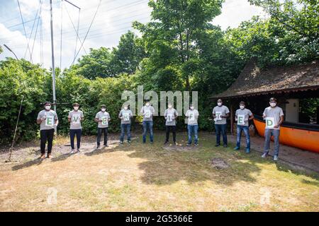 Hamburg, Deutschland. Juni 2021. Seeleute tragen den Namen ihres Schiffes „ever Gifted“ im Garten des Duckdalben Seemanns Club. Seeleute können sich im Rahmen des „Seemanns Day“ im Duckdalben Seemanns Club am 25.06.2021 vom medizinischen Hafendienst gegen das Corona-Virus impfen lassen. Quelle: Daniel Reinhardt/dpa/Alamy Live News Stockfoto