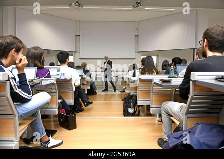 Studenten, die an einer Wirtschaftsstunde von Tim Harford an der Bocconi Univesity in Mailand, Italien, teilnehmen. Stockfoto