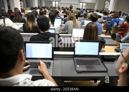 Studenten, die an einer Wirtschaftsstunde von Tim Harford an der Bocconi Univesity in Mailand, Italien, teilnehmen. Stockfoto