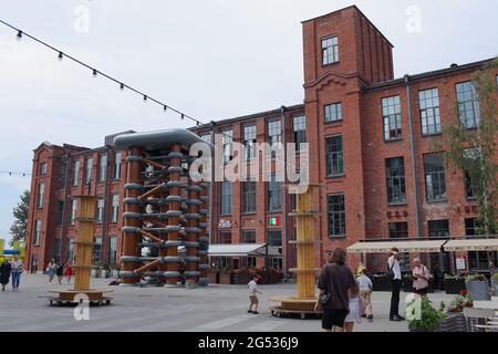 Tesla, 1500 KV DC-Generator im Kultur-, Geschäfts- und Unterhaltungsraum installiert Sevkabel Port auf Vasilievsky Insel in St. Petersburg, Russland Stockfoto