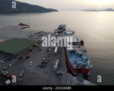 Luftbild Autos LKW warten auf in Fährschiffe am Dock im Hafen von igoumenitsa Stadt geladen werden, um in korfu Insel in griechenland reisen Stockfoto