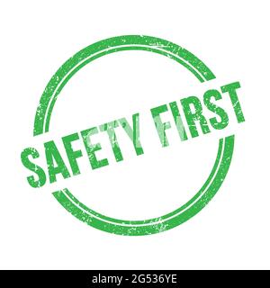 SICHERHEIT ERSTER Text auf grünem grungy vintage runden Stempel geschrieben. Stockfoto