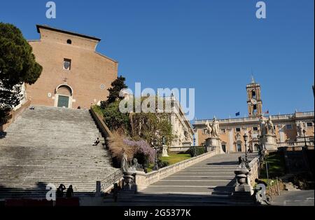 Italien, Rom, Kapitolshügel, Kirche Santa Maria in Ara Coeli und Campidoglio Stockfoto