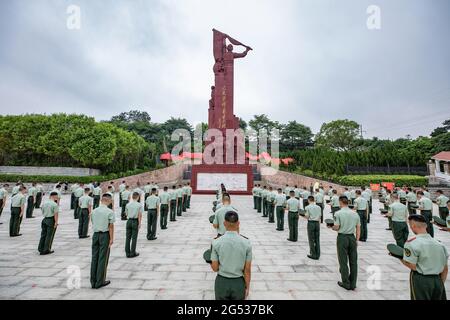 Nanning, China. Juni 2021. Die Soldaten gehen am 25. Juni 2021 in die revolutionäre Gedenkhalle von Guangxi, um den 100. Jahrestag der Gründung der Kommunistischen Partei Chinas in Nanning, Guangxi, China, zu feiern.(Foto: TPG/cnsphotos) Quelle: TopPhoto/Alamy Live News Stockfoto