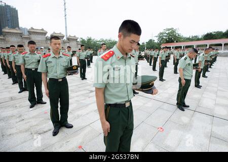 Nanning, China. Juni 2021. Die Soldaten gehen am 25. Juni 2021 in die revolutionäre Gedenkhalle von Guangxi, um den 100. Jahrestag der Gründung der Kommunistischen Partei Chinas in Nanning, Guangxi, China, zu feiern.(Foto: TPG/cnsphotos) Quelle: TopPhoto/Alamy Live News Stockfoto