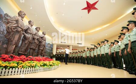 Nanning, China. Juni 2021. Die Soldaten gehen am 25. Juni 2021 in die revolutionäre Gedenkhalle von Guangxi, um den 100. Jahrestag der Gründung der Kommunistischen Partei Chinas in Nanning, Guangxi, China, zu feiern.(Foto: TPG/cnsphotos) Quelle: TopPhoto/Alamy Live News Stockfoto