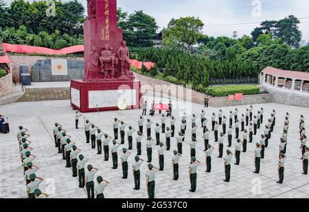 Nanning, China. Juni 2021. Die Soldaten gehen am 25. Juni 2021 in die revolutionäre Gedenkhalle von Guangxi, um den 100. Jahrestag der Gründung der Kommunistischen Partei Chinas in Nanning, Guangxi, China, zu feiern.(Foto: TPG/cnsphotos) Quelle: TopPhoto/Alamy Live News Stockfoto