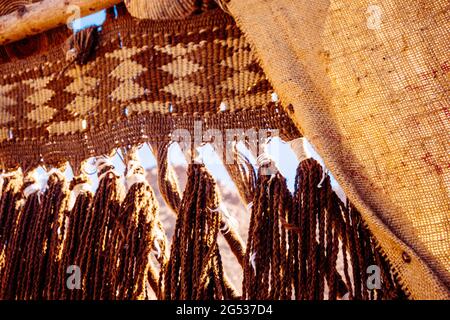 Sacktuch- oder Sackleinen-Zelt und traditionelle Jute-Dekoration in der Wüste Stockfoto