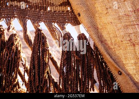 Traditionelle Jute Dekoration in der Wüste auf der Sinai Halbinsel Stockfoto