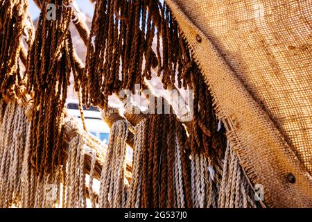 Sacktuch- oder Sackleinen-Zelt und traditionelle Jute-Dekoration in Ägypten Stockfoto