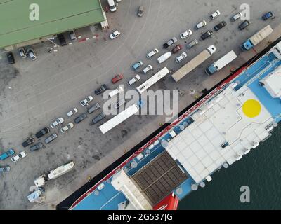 Luftbild Autos LKW warten auf in Fährschiffe am Dock im Hafen von igoumenitsa Stadt geladen werden, um in korfu Insel in griechenland reisen Stockfoto