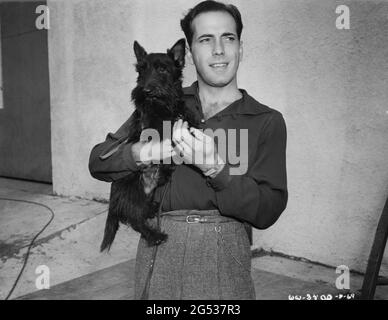 HUMPHREY BOGART am Set offen mit MAC Scotty Dog Co-Star des STAND-IN-Regisseurs TAY GARNET aus dem Jahr 1937 nach dem Roman von Clarence Budington Kelland Walter Wanger Productions / United Artists Stockfoto