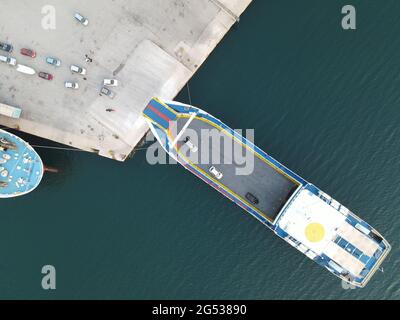 Luftbild Autos LKW warten auf in Fährschiffe am Dock im Hafen von igoumenitsa Stadt geladen werden, um in korfu Insel in griechenland reisen Stockfoto