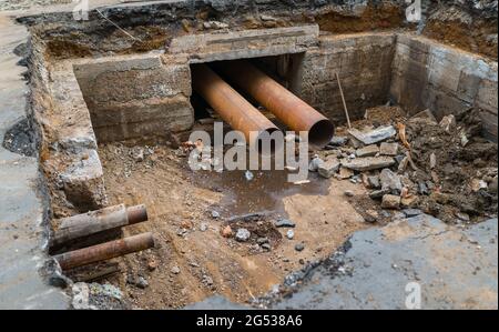 Reparatur und Austausch von Stadtwasserkanälen auf der Straße. Stockfoto