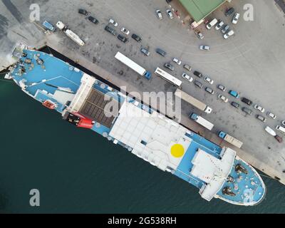 Luftbild Autos LKW warten auf in Fährschiffe am Dock im Hafen von igoumenitsa Stadt geladen werden, um in korfu Insel in griechenland reisen Stockfoto