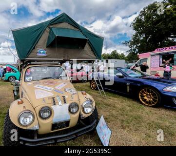 London, Großbritannien. Juni 2021. Die London Classic Car Show wird im Syon Park mit mehr als 500 Automobil-Ikonen gezeigt, die die Hundertjahrfeier des Brescia und des wegweisenden Lancia Lambda sowie 60 Jahre des berühmten E-TYPE Jaguar feiern.Paul Quezada-Neiman/Alamy Live News Credit: Paul Quezada-Neiman/Alamy Live News Stockfoto