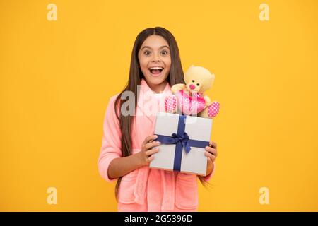 Kind tragen weichen Nachthemd spielen mit Spielzeug. Kind in gemütlichen Schlafbekleidung. Haut Schönheit. Süße Träume. Stockfoto