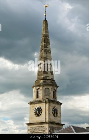 Außenansicht eines alten Steinuhrturmgebäudes in der schottischen Grenzstadt Selkirk. Stockfoto