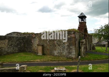 Blick auf die Überreste eines alten Kirchengebäudes in der Grenzstadt Selkirk in Schottland. Stockfoto