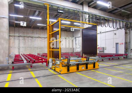 Lager und Vertriebszentrum für Waren, Getränkeindustrie. Stahlplattformen und Paletten Stockfoto