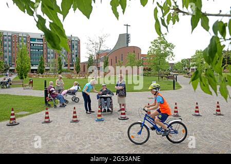 Großväter, die den Kindern Fahrrad-Straßenregeln beibringen, in Civitas Vitae, einem Seniorenresidenz, in Padua, Italien Stockfoto