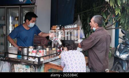 Käufer und Verkäufer authentisches Geld wechseln die Hände Klong Toey Market BangkokThailand die Wirtschaft der Lebensmittelverkäufe Menschen kaufen Mittagessen Rama 4 Kreuzung Stockfoto