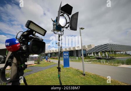 Herzogenaurach, Deutschland. Juni 2021. Fußball: Europameisterschaft, Nationalmannschaft, Trainingslager Deutschland. Nur wenige Fernsehjournalisten arbeiten am Media Free Day im Bereich des Medienzentrums auf der Adidas-Website. Während der Europameisterschaft werden die deutsche Fußballnationalmannschaft und ihre Support-Mitarbeiter auf dem Heimgelände des DFB-Partners Adidas leben und trainieren. Am 29. Juni spielt Deutschland in der Runde 16 im Londoner Wembley-Stadion England. Quelle: Christian Charisius/dpa/Alamy Live News Stockfoto