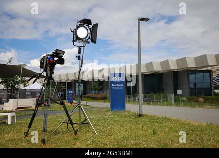 Herzogenaurach, Deutschland. Juni 2021. Fußball: Europameisterschaft, Nationalmannschaft, Trainingslager Deutschland. Nur wenige Fernsehjournalisten arbeiten am Media Free Day im Bereich des Medienzentrums auf der Adidas-Website. Während der Europameisterschaft werden die deutsche Fußballnationalmannschaft und ihre Support-Mitarbeiter auf dem Heimgelände des DFB-Partners Adidas leben und trainieren. Am 29. Juni spielt Deutschland in der Runde 16 im Londoner Wembley-Stadion England. Quelle: Christian Charisius/dpa/Alamy Live News Stockfoto