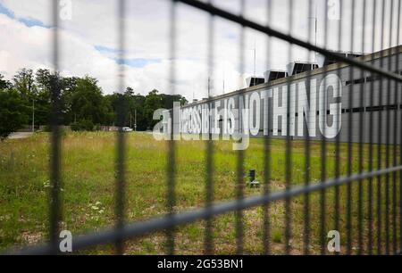 Herzogenaurach, Deutschland. Juni 2021. Fußball: Europameisterschaft, Nationalmannschaft, Trainingslager Deutschland. Der Slogan 'Impossible is Nothing' steht auf einem Gebäude neben dem 'Home Ground', auf dem Gelände von Adidas. Während der Europameisterschaft werden die deutsche Fußballnationalmannschaft und ihre Hilfskmitarbeiter auf dem Heimgelände des DFB-Partners Adidas leben und trainieren. Am 29. Juni spielt Deutschland in der Runde 16 im Londoner Wembley-Stadion England. Quelle: Christian Charisius/dpa/Alamy Live News Stockfoto