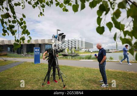 Herzogenaurach, Deutschland. Juni 2021. Fußball: Europameisterschaft, Nationalmannschaft, Trainingslager Deutschland. Nur wenige Fernsehjournalisten arbeiten am Media Free Day im Bereich des Medienzentrums auf der Adidas-Website. Während der Europameisterschaft werden die deutsche Fußballnationalmannschaft und ihre Support-Mitarbeiter auf dem Heimgelände des DFB-Partners Adidas leben und trainieren. Am 29. Juni spielt Deutschland in der Runde 16 im Londoner Wembley-Stadion England. Quelle: Christian Charisius/dpa/Alamy Live News Stockfoto