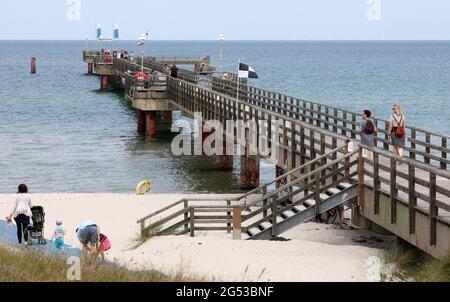 Prerow, Deutschland. Juni 2021. Nur relativ wenige Strandbesucher sind auf und vor der Seebrücke des Ostseebades. Mehrere Bundesländer - darunter Berlin und Hamburg - beginnen jedoch in diesen Tagen ihre Sommerferien. Die Städte an der Ostseeküste erwarten daher viele Touristen. Quelle: Bernd Wüstneck/dpa-Zentralbild/dpa/Alamy Live News Stockfoto