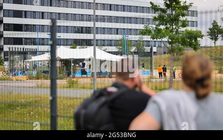 Herzogenaurach, Deutschland. Juni 2021. Fußball: Europameisterschaft, Nationalmannschaft, Trainingslager Deutschland. Zuschauer sehen sich an ihrem freien Tag ein Paddle-Tennisturnier einiger Spieler der Nationalmannschaft an. Die deutsche Fußballnationalmannschaft und ihre Mitarbeiter werden während der Europameisterschaft auf dem Heimgelände des DFB-Partners Adidas bleiben und trainieren. Am 29. Juni spielt Deutschland in der Runde 16 im Londoner Wembley-Stadion England. Quelle: Christian Charisius/dpa/Alamy Live News Stockfoto