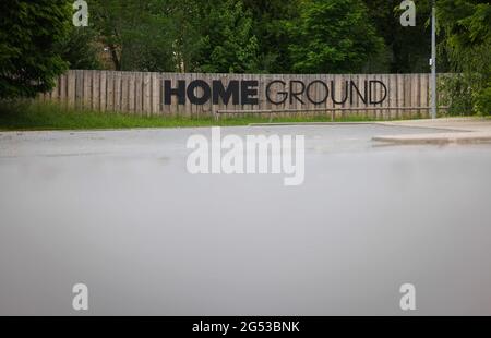 Herzogenaurach, Deutschland. Juni 2021. Fußball: Europameisterschaft, Nationalmannschaft, Trainingslager Deutschland. Die Worte 'Home Ground' stehen auf einem Holzzaun, auf dem Gelände von Adidas. Während der Europameisterschaft werden die deutsche Fußballnationalmannschaft und ihre Hilfskmitarbeiter auf dem Heimgelände des DFB-Partners Adidas leben und trainieren. Am 29. Juni spielt Deutschland in der Runde 16 im Londoner Wembley-Stadion England. Quelle: Christian Charisius/dpa/Alamy Live News Stockfoto