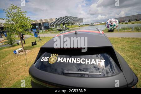 Herzogenaurach, Deutschland. Juni 2021. Fußball: Europameisterschaft, Nationalmannschaft, Trainingslager Deutschland. Der Schriftzug "die Mannschaft" ist auf der Heckscheibe eines Volkswagen ID.4 im Bereich des Medienzentrums auf dem Adidas-Standort eingeklebt. Während der Europameisterschaft werden die deutsche Fußballnationalmannschaft und ihre Support-Mitarbeiter auf dem Heimgelände des DFB-Partners Adidas leben und trainieren. Am 29. Juni spielt Deutschland in der Runde 16 im Londoner Wembley-Stadion England. Quelle: Christian Charisius/dpa/Alamy Live News Stockfoto