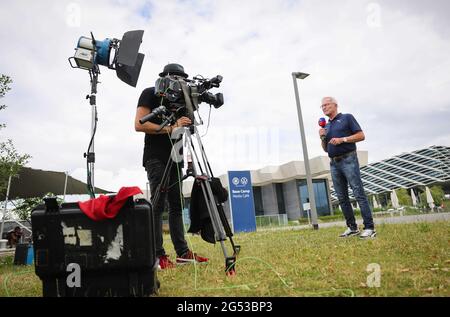 Herzogenaurach, Deutschland. Juni 2021. Fußball: Europameisterschaft, Nationalmannschaft, Trainingslager Deutschland. Nur wenige Fernsehjournalisten arbeiten am Media Free Day im Bereich des Medienzentrums auf der Adidas-Website. Während der Europameisterschaft werden die deutsche Fußballnationalmannschaft und ihre Support-Mitarbeiter auf dem Heimgelände des DFB-Partners Adidas leben und trainieren. Am 29. Juni spielt Deutschland in der Runde 16 im Londoner Wembley-Stadion England. Quelle: Christian Charisius/dpa/Alamy Live News Stockfoto