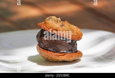 Schokoladenkekse-Sandwich gefüllt mit Schokoladeneis Stockfoto