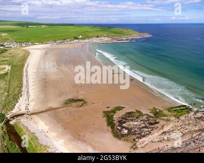 Luftaufnahme von der Drohne von Beach am Sandend am Moray Firth in Aberdeenshire, Schottland, Großbritannien Stockfoto