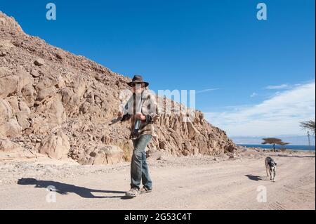 ÄGYPTEN, SINAI: Ein Spaziergang durch die Wüste nördlich von Nuweiba. Berge in allen Farben und verschiedene Arten von Steinen. Sand und einige Akazienbäume, die surden Stockfoto