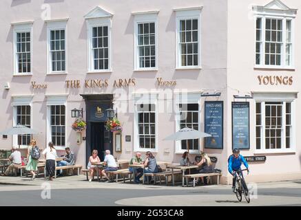 Gäste sitzen an einem sonnigen Sommertag im Kings Arms, einem Youngs Pub in Oxford, England. Stockfoto