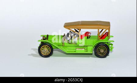 Spielzeug-Diecast-Modell eines Green 1912 Simplex-Motorwagens Y8 ein Matchbox-Produkt von Lesney aus vergangenen Jahren mit weißem Hintergrund Stockfoto