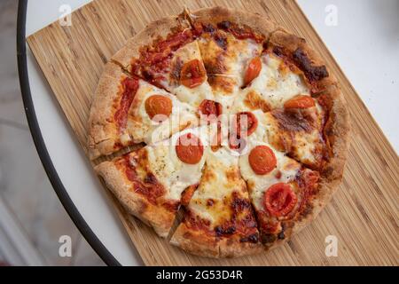 Köstliche pizza margherita mit in Scheiben geschnittenen Kirschtomaten. Stockfoto