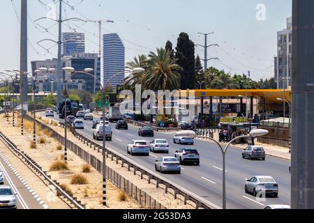 bnei Brak-israel. 07-06-2021. Draufsicht auf Fahrzeuge, die auf der Straße Nr. 4 in der Nähe des Givat Shmuel Interchange an der Einfahrt nach Bnei Brak fahren. Im Bac Stockfoto