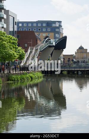 Fußgängerbrücke über die Eisenbahnlinie Brayford Lincoln City Stockfoto