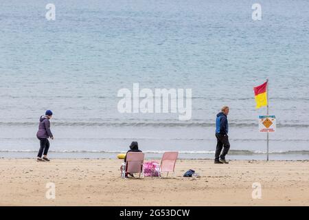 Garrylucas, Cork, Irland. Juni 2021. An einem bewölkten Sommertag sorgten die Besucher am Meer dafür, sich in den kühlen windigen Bedingungen in Garrylucas, Co. Cork, Irland, gut einzuhüllen. - Credit; David Creedon / Alamy Live News Stockfoto