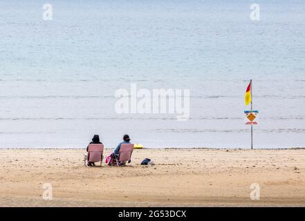 Garrylucas, Cork, Irland. Juni 2021. An einem bewölkten Sommertag sorgten die Besucher am Meer dafür, sich in den kühlen windigen Bedingungen in Garrylucas, Co. Cork, Irland, gut einzuhüllen. - Credit; David Creedon / Alamy Live News Stockfoto