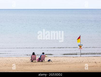 Garrylucas, Cork, Irland. Juni 2021. An einem bewölkten Sommertag sorgten die Besucher am Meer dafür, sich in den kühlen windigen Bedingungen in Garrylucas, Co. Cork, Irland, gut einzuhüllen. - Credit; David Creedon / Alamy Live News Stockfoto