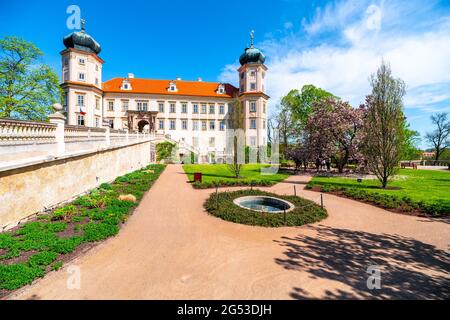 Mnisek pod Brdy - romantisches Schloss Stockfoto