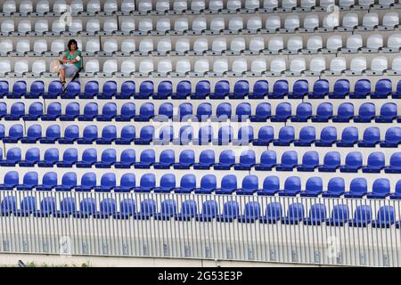 Spielberg, Österreich. Juni 2021. Circuit Atmosphäre - Fan in der Tribüne. Steiermark Grand Prix, Freitag, 25. Juni 2021. Spielberg, Österreich. Quelle: James Moy/Alamy Live News Stockfoto