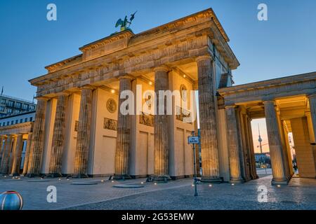 Die Rückseite des berühmten Brandenburger Tors in Berlin vor Sonnenaufgang mit Blick auf den Fernsehturm Stockfoto