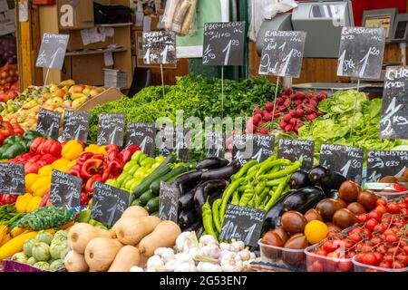 Marktstand mit verschiedenen Arten von frischem Gemüse zum Verkauf Stockfoto